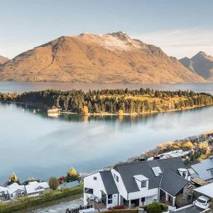 Castle Cliff Lodge with Spa Pool and Sauna and Games Room and more