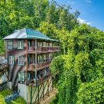 Greystone Hot Tub Game Room FREE Attraction tickets each paid day Pool Table WIFI!!! Tennessee