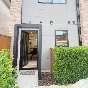 Hagley Park doorstep - free parking & EV plug-in - Bookahome