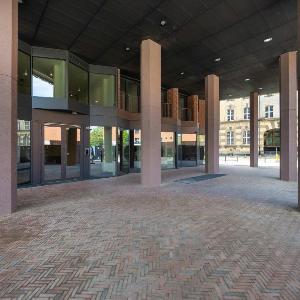 Luxury Apartment with Parking and Air Conditioning Near the Market Square by Renters Prestige