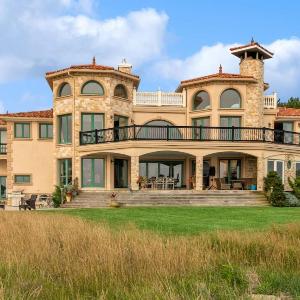 Hamptons Romantic Waterfront Queen Suite