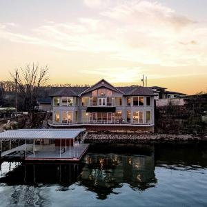Sunrise Shores Estate - Luxury Lakefront - 4BD-4BA-4500 SQ FT-Sleeps 12-14 PPL