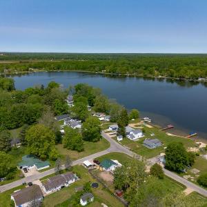 Lakeside Retreat on South Scott Lake – Pet Friendly | Sleeps 8