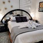 Deco Studio Retreat with Fireplace WiFi Queen Bed