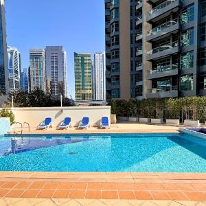Spacious 2BR Marina Apt - Prime Location 502