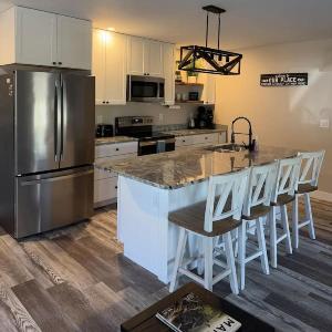 Cozy 3 BR 2 Bath Sleeps 8 Quiet