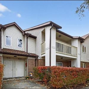 Minimum 30 day stay-Peaceful 2 Bedroom Condo King Suite Pond View & Vaulted Ceilings