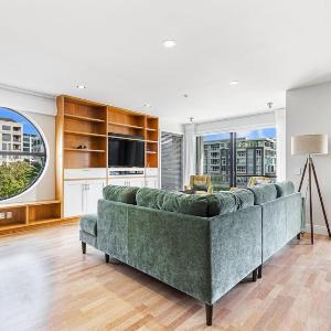 Gorgeous 2-Bed 2-Bath Harbour View Stunner