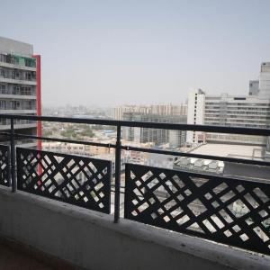 Arista Stays I Large Private Studio in Gaur City Center I Self Check-In I Near Noida Sector 62 & Delhi NCR