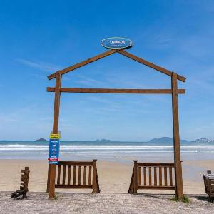 Apto com Varanda e Vaga a 500m da Praia da Enseada