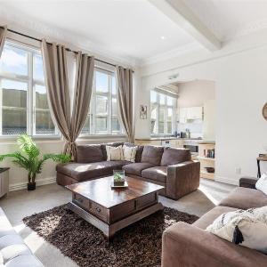 The Nest - Central Sunny & Spacious Loft