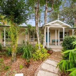 Sunrise on Byron - Spacious Pet Friendly Holiday Home Near Belongil Beach