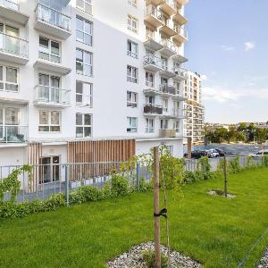 Przestronny Apartament z Klimatyzacją Balkonem i Parkingiem by Noclegi Renters