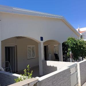 Family friendly seaside apartments Vir - 26984