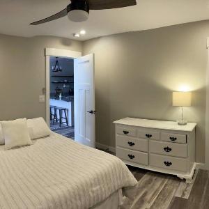 New Modern 3 br 2 bth Walking Trails shopping