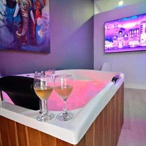 Walled City Visitors Ok 5 bedroom with Jacuzzi