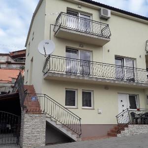 Apartments with parking space Senj - 25932