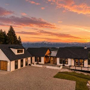 The Majestic - Elevated Views Sauna & Game Room