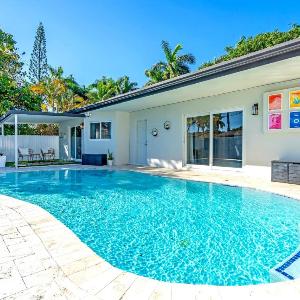 Sunny House With Pool - Spacious