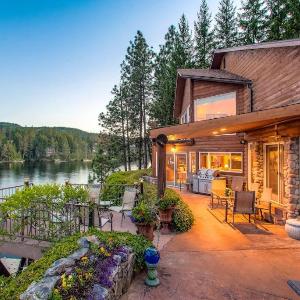 Riverfront 4BR Lodge Dock Sauna & Game Room