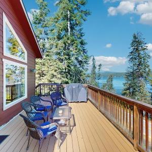 Lake CDA View 4BR Sleeps 12 Dog-Friendly