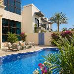 Spectacular Huge 5-Bed Family Villa with Private Pool in Quiet Luxury a flash away from Downtown 