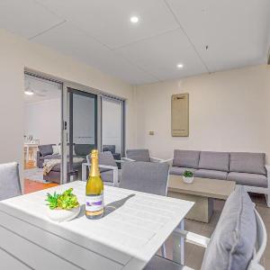 Sleeps 4 - 2 bed 2 bath - Restful Suburban Stay