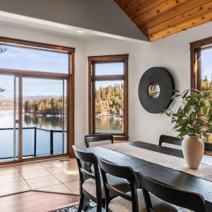 4BR Lakefront Hot Tub Boat Slip & Games