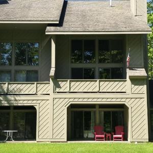 2BR ski-in/ski-out condo with fireplace patio and full kitchen