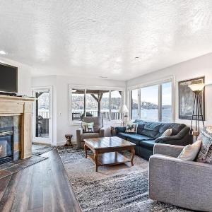 Lakefront Condo with Balcony & Mountain Views