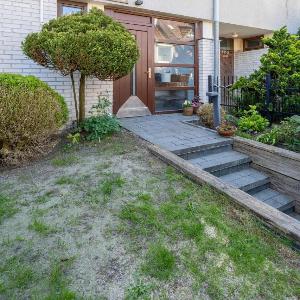 Family Home with a Beautiful Garden in Great Location by Noclegi Renters