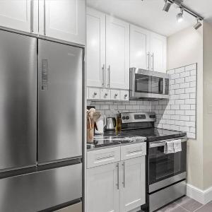 Modern 2BR Apartment Near Downtown & Shopping