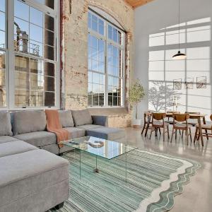 Elegant 2BD Escape Prime Location near DT GVL