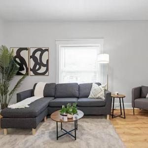 Modern Apt w/Netflix-Close to Dining Shopping