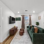 Near Bars Eats & Stadiums • Close to UH/Downtown Houston