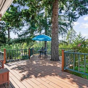 Hayden Lake Views 2BR Deck Retreat Sleeps 7