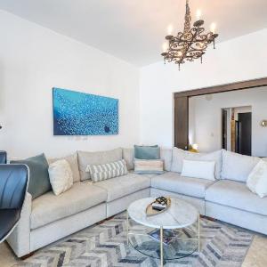 Charming & sunlit condo with pool & balcony - near golf beaches & nightlife