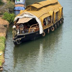 Aura Houseboats