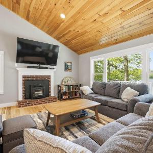 Lakeside Escape on Crescent Lake with Sauna Fire Pit