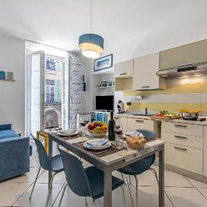 Super Central Apartment with Balcony - Happy Rentals