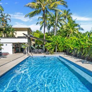 Palm Canopy Haven - Poolside Hideaway by the Marina