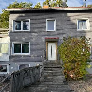 1 Bedroom Apartment Near Volvo With 2 beds And Free Parking