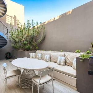 Modern Marina-View Penthouse with Private Hot Tub Pool & Netflix
