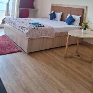 Budget Friendly Escape with skyline- Gaur City