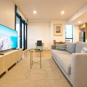 Bright and Modern 2BR Apt with Pool and Wellness Facilities