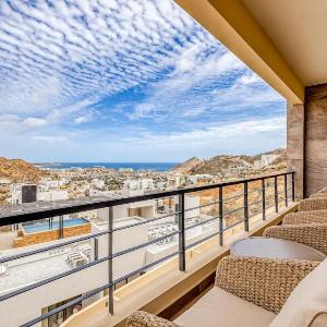 Immaculate Stay with Stunning Views Balcony plus on-site Pool & Gym