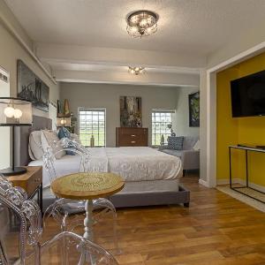 Modern Queen Suite Near SIU Carbondale