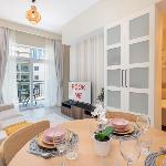 Free housekeeping visits during your stay - StayShort - Tranquil Greens Retreat - Premium 1BR with Balcony - Fits 4 Dubai