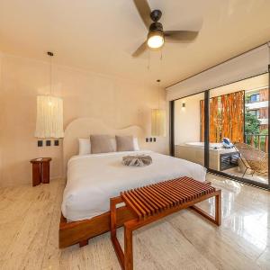 Peaceful Studio Retreat with Hot Tub and King Bed