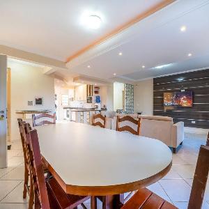 Casa para Temporada na Praia de Mariscal | 4 Quartos Jardim e Espaço Gourmet a Metros do Mar